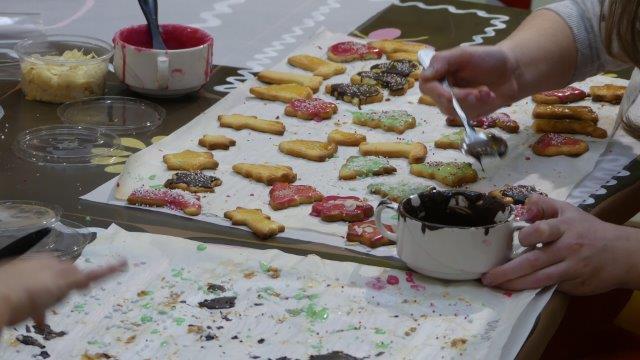 Weihnachtsbäckerei zugunsten Behinderter